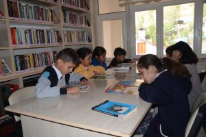 &Ouml;ğrenciler k&uuml;t&uuml;phane i&ccedil;in sıra bekliyor
