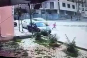 Bir anda yola fırladı! Ezmemek i&ccedil;in direksiyonu kırınca...