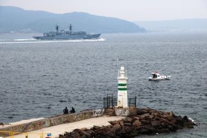 Romanya savaş gemisi &Ccedil;anakkale Boğazı'ndan ge&ccedil;ti