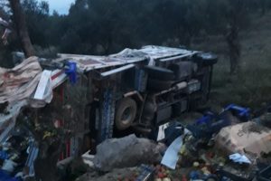 Lastiği patlayan kamyon takla attı: 2 yaralı