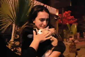 6'ncı kattan d&uuml;şen kedisine kavuşunca g&ouml;zyaşlarına boğuldu