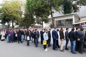 Askerlik şubesi &ouml;n&uuml;nde 'bedelli' kuyruğu