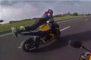 Motosiklette şınav &ccedil;ekti