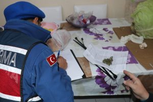 K&uuml;tahya merkezli uyuşturucu operasyonu: 25 g&ouml;zaltı