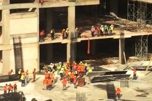 AVM inşaatında iş&ccedil;iler birbirine girdi: 7 yaralı