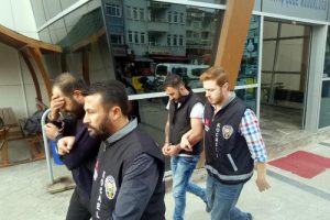 7 kıraathaneyi soydular, muhabbet kuşunu da &ccedil;aldılar