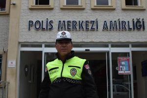 G&ouml;&ccedil;men kız i&ccedil;in g&ouml;zyaşı d&ouml;ken polis: Ben babayım
