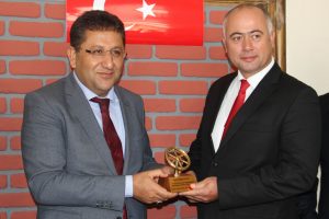 Ayın şof&ouml;r&uuml; &ouml;d&uuml;l&uuml;n&uuml; İş-Kur M&uuml;d&uuml;r&uuml;'n&uuml;n elinden aldı