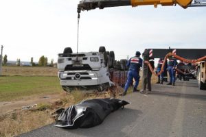 Devrilen kamyonunun altında can verdi