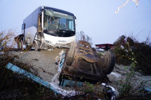 İş&ccedil;ileri taşıyan otob&uuml;s trakt&ouml;rle &ccedil;arpıştı: 12 yaralı