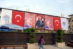 Belediye binasına '&Ouml;ğrenci Andı' asıldı