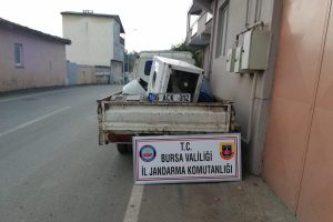Bursa'da &ccedil;aldığı kamyonete başka plaka taktı