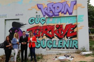 Kadının iş hayatındaki rol&uuml; Bursa'da trafolara işlendi