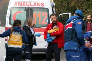 Otomobil ile kamyonet &ccedil;arpıştı: 1 &ouml;l&uuml;, 6 yaralı