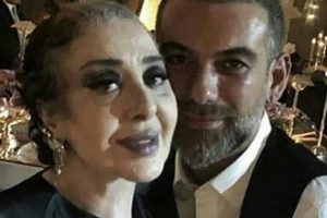 Hakan Akkaya defilesinde Nur Yerlitaş s&uuml;rprizi