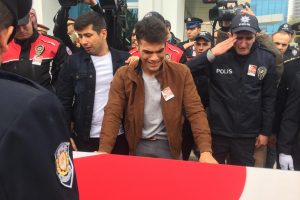 Bursa'da şehit polise silah arkadaşlarından y&uuml;rek burkan veda