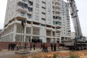 Apartmanın &ccedil;atısına baz istasyonu kurulmasına tepki