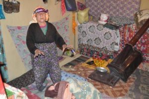 Evine giren hırsızı vurdu