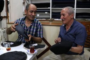 Amca yeğen '8 k&ouml;şeli şapka' i&ccedil;in mesai yapıyor
