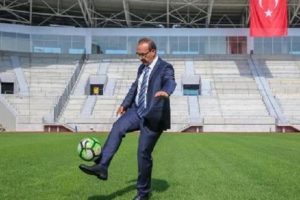 Vali stadı inceledi, top sektirdi