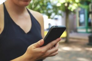 1 hafta telefonu elinden bırakmayınca, parmaklarını kullanamadı