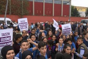 Okulda "taciz" iddialarına protesto