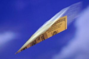 Dolar 5.70'in altına &ccedil;ekildi