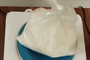 &Ccedil;ocuk kıyafetlerinin i&ccedil;inden uyuşturucu &ccedil;ıktı