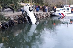 Dalyan Kanalına devrilen ara&ccedil;taki şahısları jandarma kurtardı