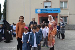 Bursa'da dedeler ve nineler torunlarıyla okul bah&ccedil;esinde oyun oynadı