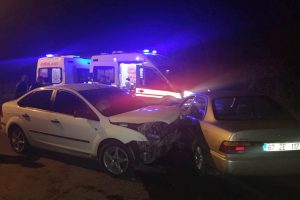 Yağmur nedeniyle kayganlaşan yolda iki otomobil &ccedil;arpıştı