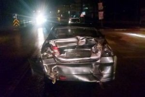 Bursa'da kırmızı ışıkta bekleyen otomobile minib&uuml;s &ccedil;arptı