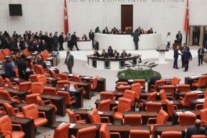 TBMM'de CHP ve MHP milletvekilleri arasında arbede