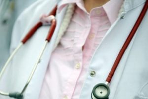 &Uuml;lkede şok! 130 doktor istifa etti