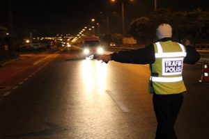 Polis kusurlu s&uuml;r&uuml;c&uuml;lere ge&ccedil;it vermiyor