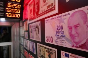 Merkez Bankası kararı &ouml;ncesi dolar, 5.70'in &uuml;zerinde
