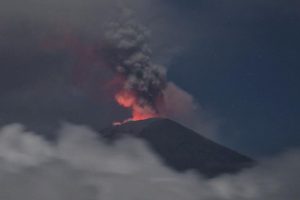 Anak Krakatau Yanardağı son 24 saatte 232 kez patladı