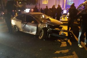 Bursa'da kaldırım taşını kırdı, ağacı yerinden s&ouml;kt&uuml;, kaza anı kameraya yansıdı