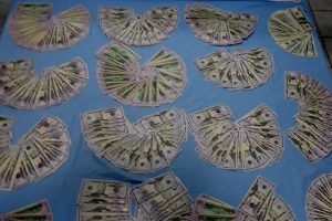 74 bin 500 sahte dolar ele ge&ccedil;irildi