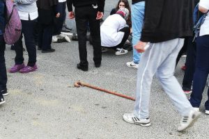 Otomobil &ccedil;arpmasıyla &ouml;ld&uuml;, bastonu yolda kaldı