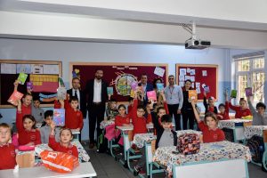 Sağlık Sen'den Bursa'da &ouml;ğrencilere kitap desteği