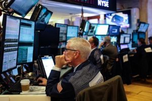 Wall Street bir yıllık kazancını sildi