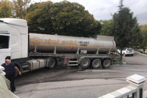 Tankerden yola d&ouml;k&uuml;len asit korkuttu