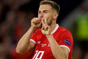 Aaron Ramsey ikizlerini ilk kez g&ouml;sterdi