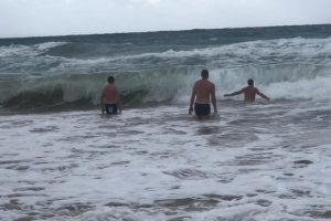 Turistlerin 3 metre dalgada tehlikeli eğlencesi