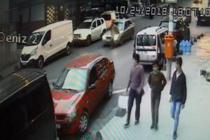Yola fırlayan kişiye otomobil b&ouml;yle &ccedil;arptı