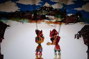 Bursa'da Karag&ouml;z ve Hacivat 'canlı sinema'da &ccedil;ocuklarla buluştu