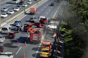 TEM'de feci kaza: Uzun ara&ccedil; kuyrukları oluştu