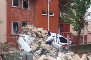 Ambulansın &uuml;zerine minare devrildi