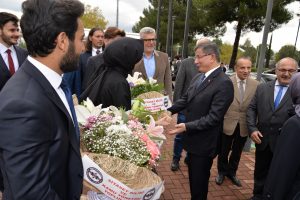 Ahmet Davutoğlu Bursa'da gen&ccedil;lerle buluştu